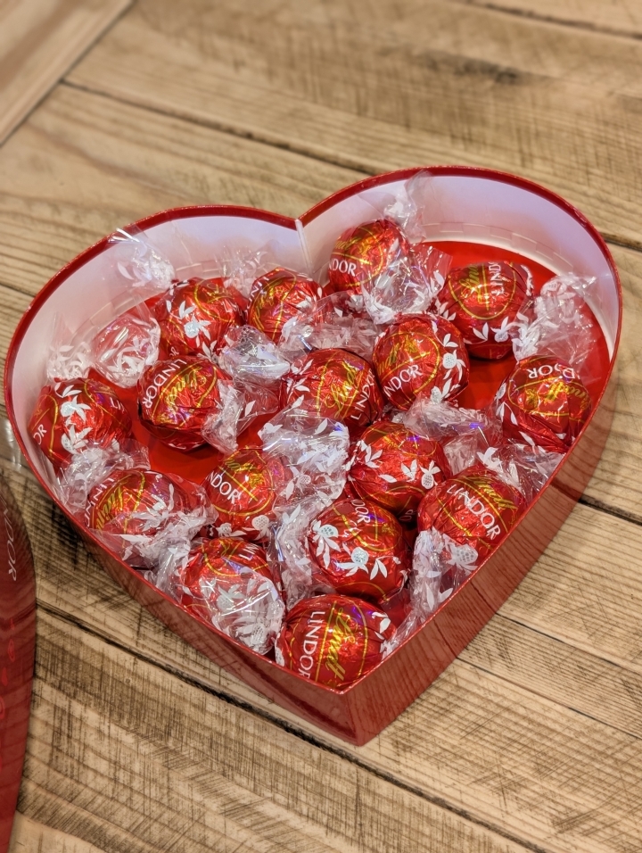 Lindt Lindor Milk Chocolate Heart Box
