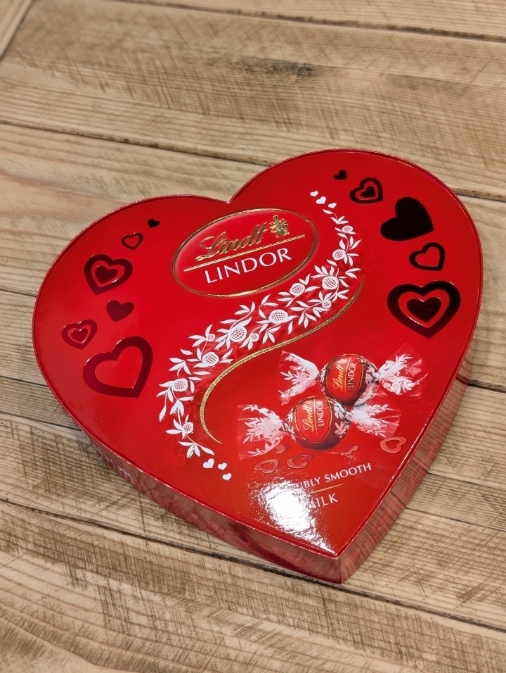 Lindt Lindor Milk Chocolate Heart Box